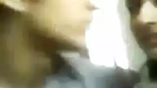 حلوات الحرم يعضمن الشفاه أثناء ممارسة الجنس بقوة