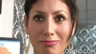 لاتينا ممتلئة الصدر تُضرب في جميع الفتحات