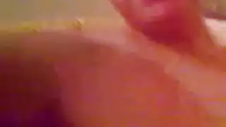علاقة مصرية ساخنة: أثداء ضخمة تُعض أثناء جنس عنيف