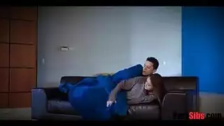 أول وجهي للعاهرة العذراء عبادة القضيب واستحمام بالسائل المنوي