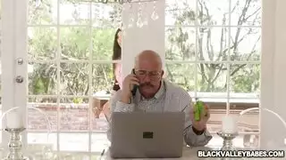 علية حديد تتعرض لإيلاج مزدوج في ثلاثي عرقي