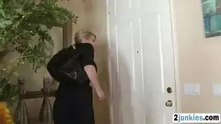 شرموطة مثيرة تغوي رجلًا متزوجًا لعملية إيلاج مزدوجة إباحية