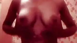 قضيب أسود يطلق حمًّا على وجهها الجميل