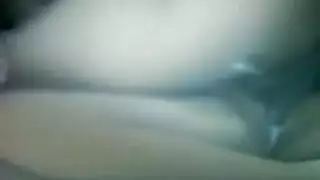 مراهقة آسيوية نحيفة تستمني بقوة بلعبة جنس