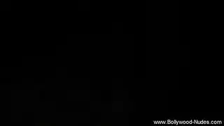 سمراء محلوقة تأخذ عدة رجال
