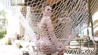 زوجة بيضاء تطلب زبًا أسودًا لامعًا لملء طيزها اللامعة