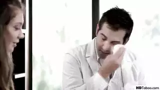 إباحية في عيادة الطبيب: علاج فرجها المؤلم بقضيب كبير