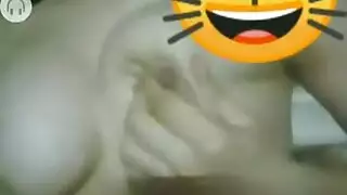 حديث قذر وعري: فانتازيا أسماء في مكالمة الفيديو