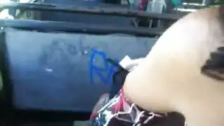 انتصاب علني: استمناء في الحافلة وفرك على مؤخرتها المستديرة