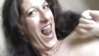 أثداء كبيرة وجنس خشن: لِيناي تُدَق وتتوسل للمزيد