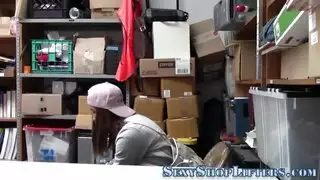 الشرطة الساخنة في الزي تقدم أفضل خدمة جنسية قاسية