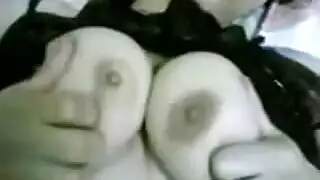 مصرية فاتنة ذات ثدي مثالي تحب الجنس العنيف