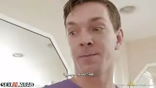 إباحي جامح: ممارسة الجنس مع سمراء مبللة بالكامل من الخلف