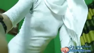 من ملابس داخلية شفافة إلى العري الكامل: العرض الساخن لنموذج الكاميرا العربية