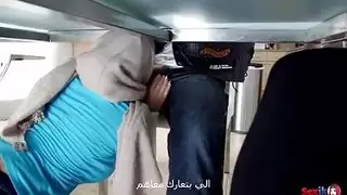 شؤون عائلية: مايا خليفة وصديقة والدتها في مشاهد صريحة
