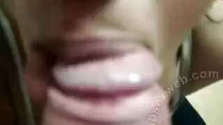 قذف فموي خشن: عاهرة جزائرية تبتلع زبًا ضخمًا