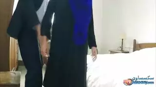 مشهد إباحي: مراهقة محجبة تأخذ قضيبًا عملاقًا وتنتهي بالقذف على الوجه