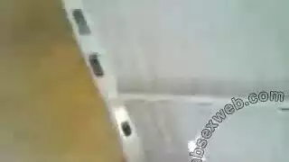 عاهرة الطرقات تنك بقوة في السيارة والزبون التالي ينتظر