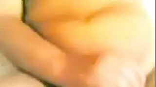 الحبيبة أنجي تحب الجنس الفموي العميق والضرب القاسي في السرير