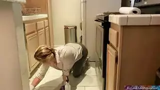 زوجة الأب المثيرة تفتعل سقوطاً لجلسة شرجية عميقة