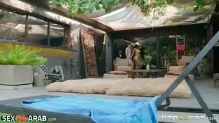 جلسة إباحية شديدة: جوردي يمارس الجنس مع فتحات ليزا آن الضيقة