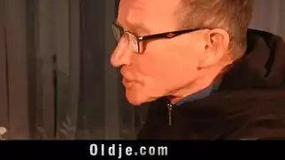 أب ديوث يعرض ابنته على بابا نويل لعملية جماع جماعي في عيد الميلاد