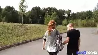 مراهقون شعرهم أحمر يطالبون بالواقيات لكنهم يتوقون لابتلاع السائل المنوي