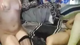 مشهد جنسي حميم لزوجتين مثلية: تدليك وإيلاج بالأصابع وهزة جماع