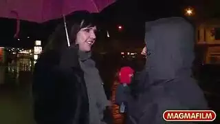 سيدة ناضجة مسيطرة تجعل عاهرتين تخدمونها بعمل فموي آمن