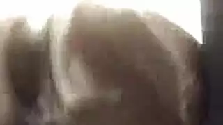 أخوة متعرقة في جماع جماعي مكثف
