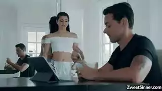  جليسة الأطفال تفتح فرجها المبتل لرجل المنزل لينكبه
