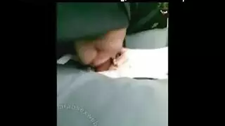 عاهرة محجبة تظهر ثدييها وتطلب قضيبًا إباحيًا قاسيًا