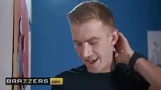 أخوات غير أشقاء في مشهد شرجي خام مع مؤخرة عملاقة
