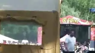 حفلة عامة، جنس خاص: حركة كلابية في الخارج