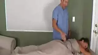 الأم الجذابة تمتلئ مؤخرتها بعد تدليك شهواني