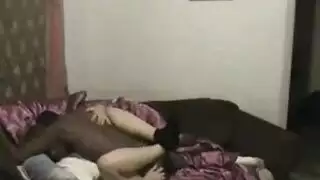 شقراء مع رجلين أسودين في مشهد ثلاثي