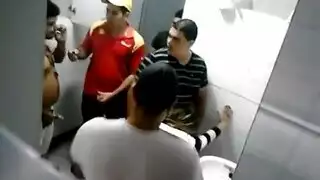 فعل شهواني لمص عميق وإرضاع