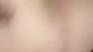 الأفريقي على ركبتيها الثدي الصغيرة