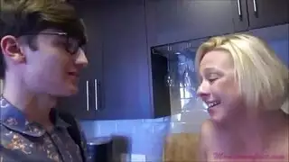 الأمهة milf تستسلم لطلب ابنها لممارسة جنس بالقذف الداخلي