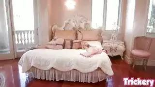 ابن الزوج يضرب زوجة أبيه الشقراء ذات القوام المثير طوال الليل