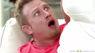 شاب ينيك أمه في المطبخ بعدما أشتهى جسمها