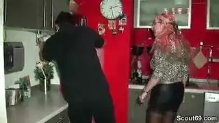 ميلف ساخنة تمتلئ مهبلها الضيق من قبل فني الصيانة