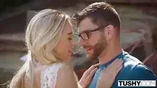 الشقراء السكرى تسمح له بتدمير مؤخرتها في السيارة