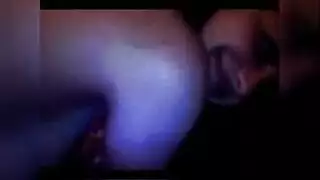 عربية متهتكة تفتح ساقيها للعب شرجي شديد