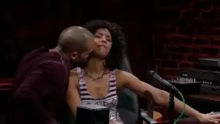 معجب يملأ المؤخرة الكبيرة لفتاة الراديو من الخلف