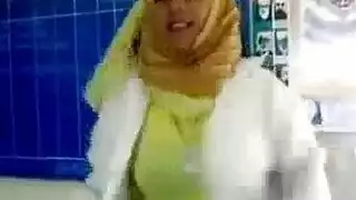 طالبة محجبة تتعرض لاختراق مزدوج قاسٍ