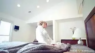 امه تدخل عليه وهو يستمنيي