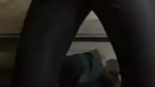 بنات العائلة يخلعن ملابسهن ويلعبن بفتحاتهن الضيقة