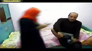 علاقة مصرية حميمة: أم رحمة تركب وتُمارس الجنس بعنف على السرير