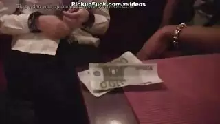 ينيكها مقابل المال في مرحاض عام و قد منحها الف يورو حتى تسمح له بان ينيك